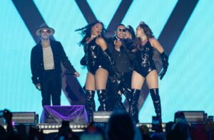 Vladimir Dotel y el grupo Ilegales durante la interpretación de una de sus canciones.  fuente externa