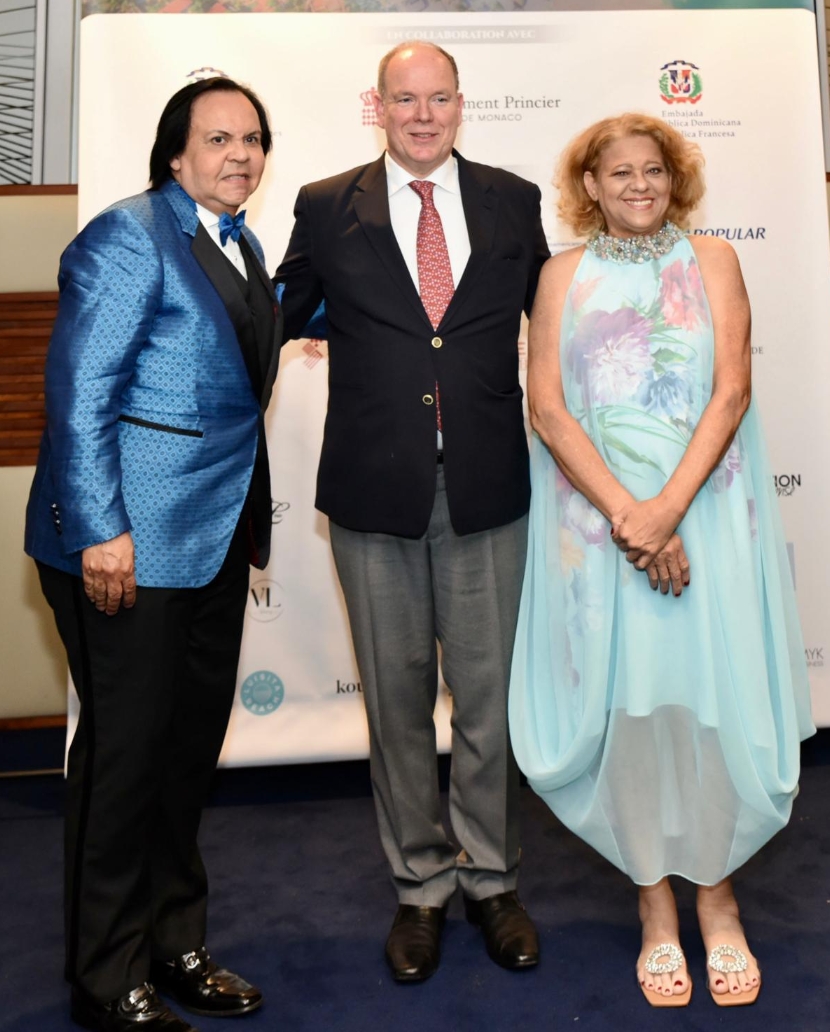 Leonel Lirio,  el Príncipe Alberto II de Mónaco y Sissy Bermúdez, en la ciudad de Montecarlo donde ella  mostró sus  piezas.