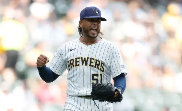 El dominicano Freddy Peralta es considerado entre los mejores lanzadores de  Grandes Ligas.