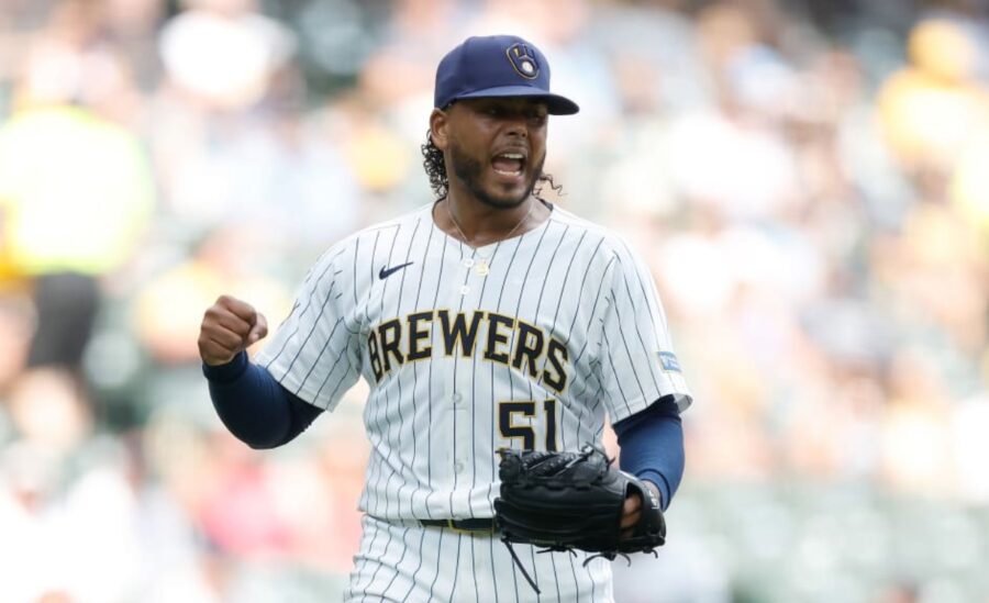 El dominicano Freddy Peralta es considerado entre los mejores lanzadores de  Grandes Ligas.