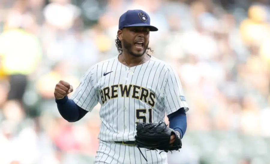 El dominicano Freddy Peralta es considerado entre los mejores lanzadores de  Grandes Ligas.
