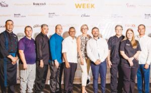 Ejecutivos del  hotel durante la celebración del festival.