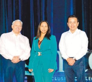 Jaqueline Mora, Jhon Long y Luiz Nuñez.