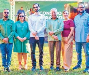 Los organizadores del  evento durante la apertura.
