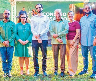 Los organizadores del  evento durante la apertura.