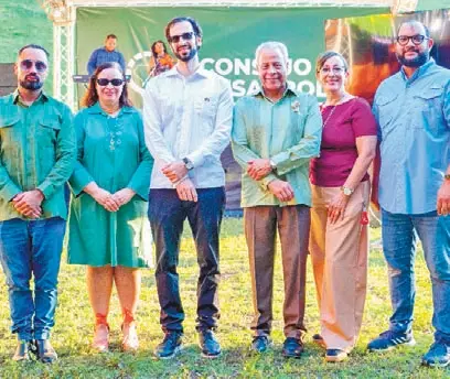 Los organizadores del  evento durante la apertura.