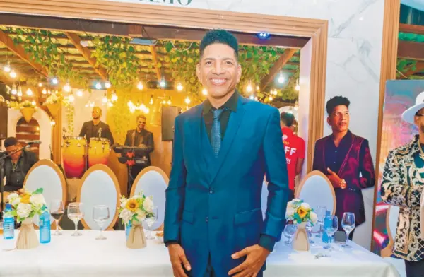 El bachatero hizo un lanzamiento de su producción.