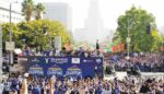 Gran multitud de fanáticos se lanzaron a las calles para celebrar bicampeonato de los Dodgers.