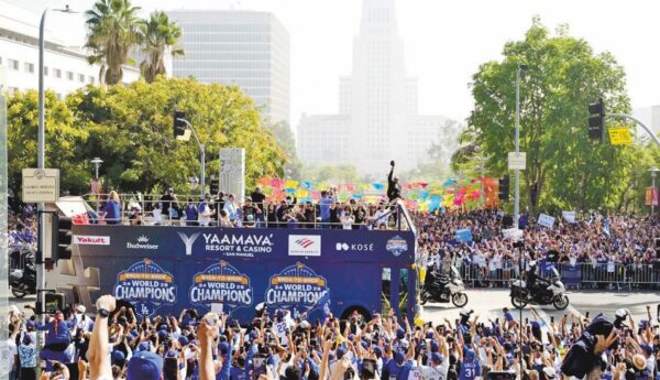 Gran multitud de fanáticos se lanzaron a las calles para celebrar bicampeonato de los Dodgers.