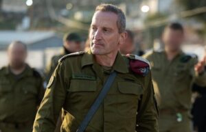 Amir Baram, firmó la adquisición de pertrechos en Tel Aviv.