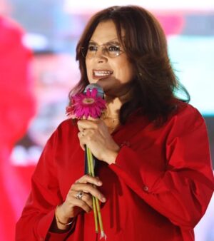 Rixi Moncada se presentó con  amplio apoyo nacional.