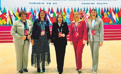 Mayra Jiménez, al centro, junto a representantes de otras naciones.
