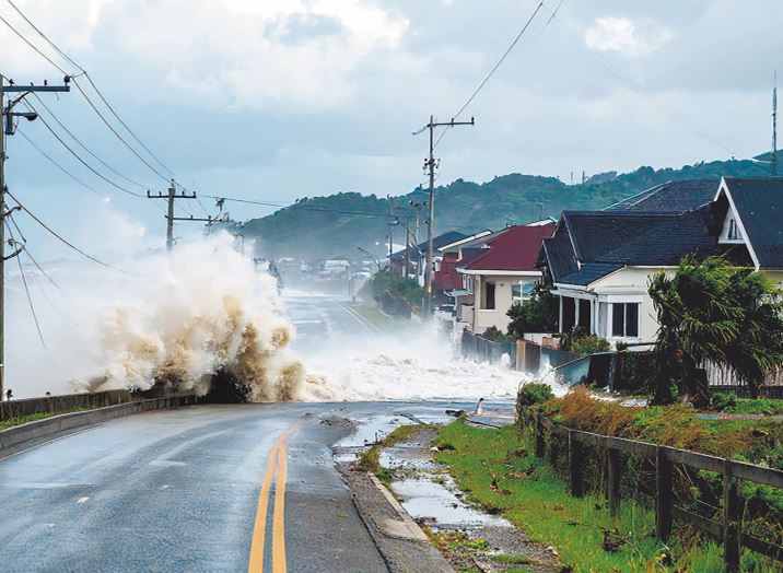 Un tsunami puede subir 10, 15, 20, 25, 30  metros de altura.