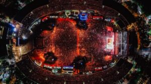 Durante las dos noches de los conciertos de Bada Bunny, el Estadio Olímpico estuvo repleto de sus seguidores.