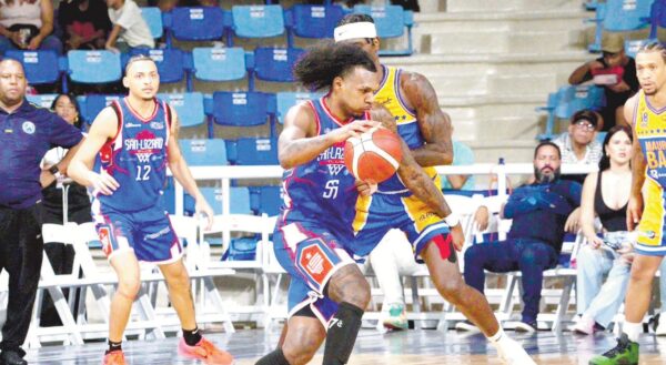 Yeikson Montero, de San Lázaro, driblea el balón sobre la defensa de Michael  Warren, del Mauricio Báez,  durante su enfrentamiento el fin de semana.