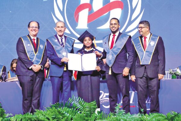 Franklin García Fermín recibe distinción del cuerpo docente del ITLA, encabezado  por su rector Rafael Jesús Féliz García.
