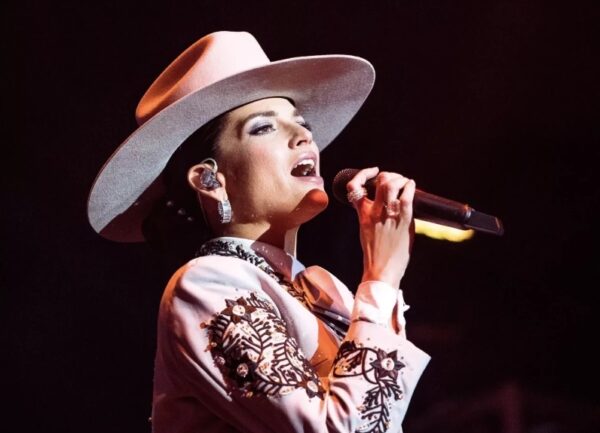 Natalia Jiménez cantará esta noche en el país.  fuente externa