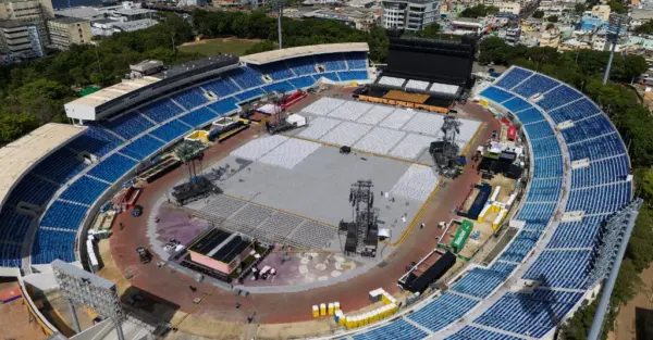 Vista del Estadio Olímpico Félix Sánchez antes del concierto inaugural de Bad Bunny en su “Debí tirar más fotos”.  efe