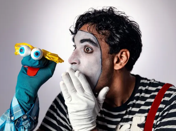 Escena de la obra infantil “Momi y el lenguaje silencioso de las manos” .  fuente externa