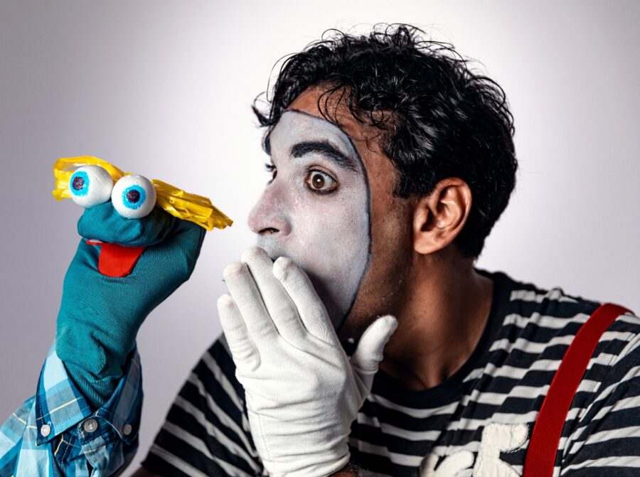 Escena de la obra infantil “Momi y el lenguaje silencioso de las manos” .  fuente externa