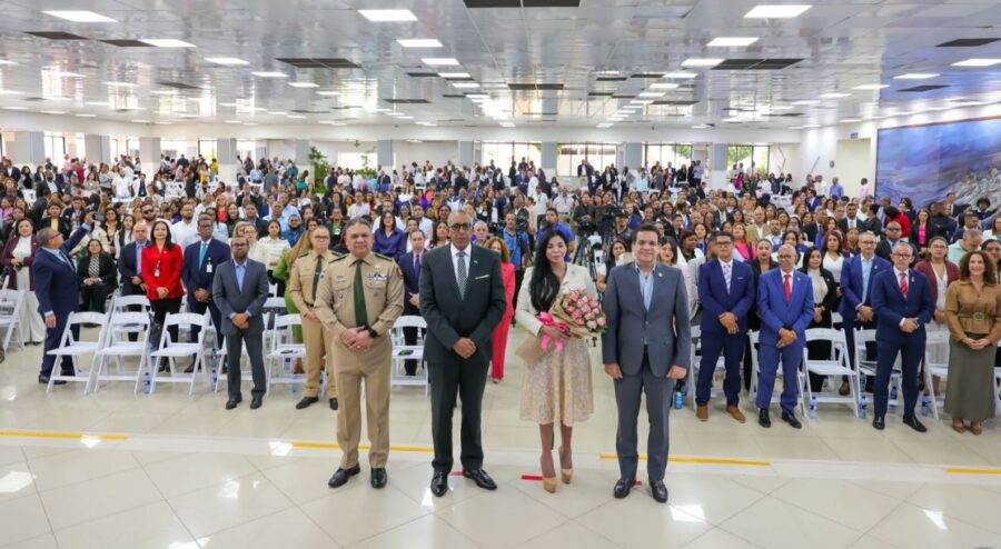 Público presentes en el encuentro con auditores de la CGR.