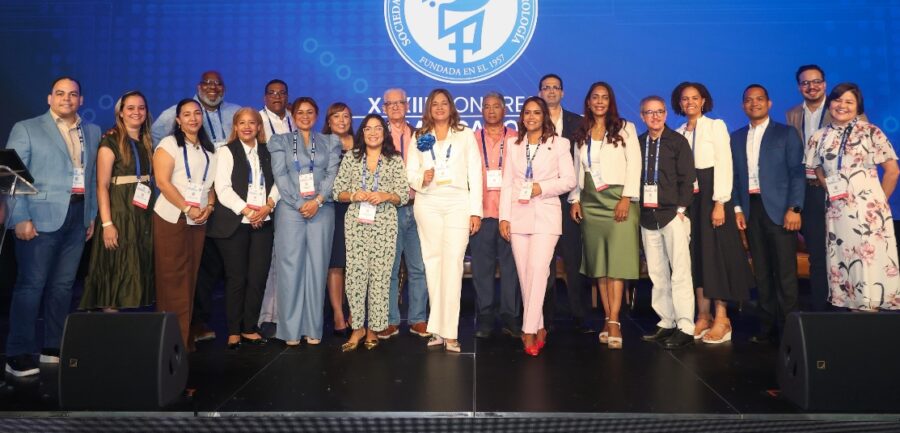 Directiva de la Sociedad Dominicana de Gastroenterología durante el acto de clausura de la versión 33 del Congreso Nacional de Gastroenterología.