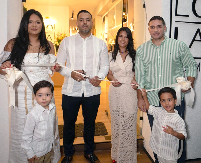 Yovanny Durán, Laurie-Ann Wauke, Ramona Castillo, Laury Wauke y Danny Alexander Marte juntos a los niños  Mathia Durán Wauke y Lyam Marte Wauke.