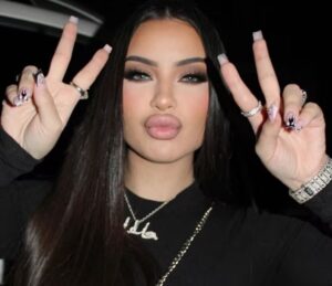 La influencer y cantante colombiana María de la Rosa.