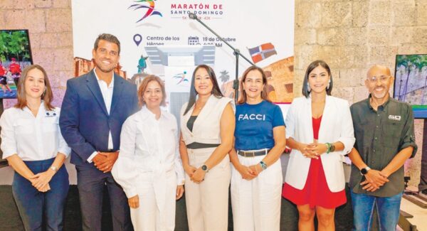 María Teresa San  Jiovanni, Modesto Reyes, Yo landa De la Rosa, Marlenny Peña, Alexandra Ma tos de Purcell, Karla Martín y Puro de la Cruz.