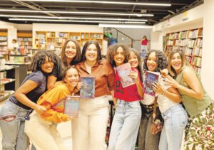 Karine Bernal  es recibida con alegría.