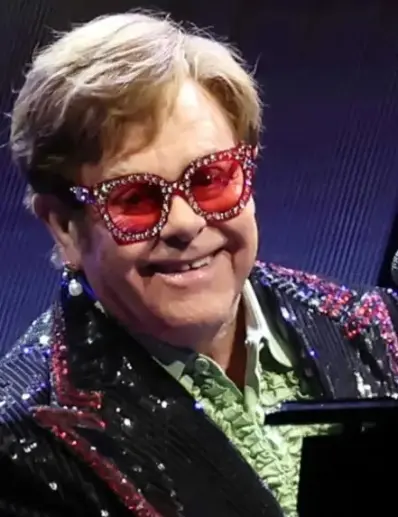 El artista Elton John dice que ya no puede leer.