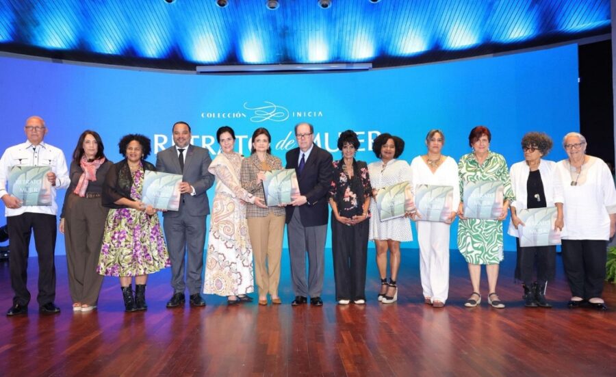 Felipe Vicini, presidente de Inicia, entrega el nuevo libro de la colección a las artistas plásticas presentes e invitados especiales.