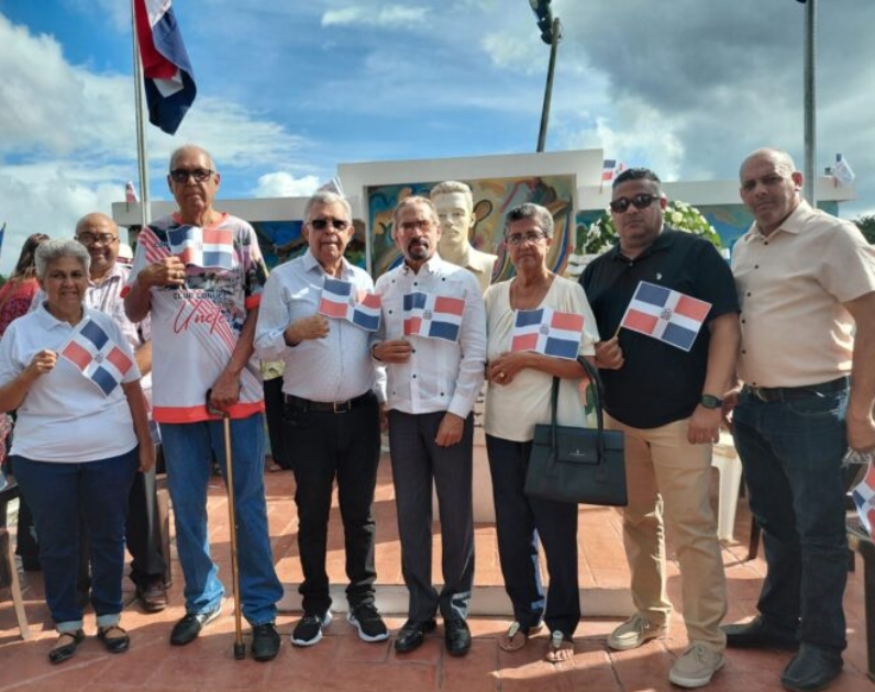 Juan Pablo Uribe junto a representantes del grupo  Conuco Ayer y Hoy y Miladys de la Cruz, hija de Rufino de la Cruz.
