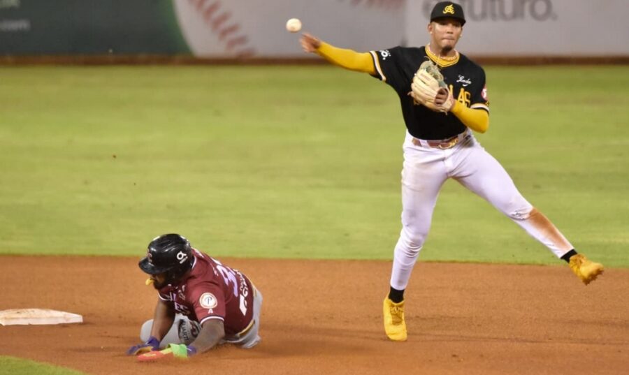 El torpedero de las Águilas, Ángel Genao, se ha ganado múltiples elogios por la versatilidad que demuestra.  Alberto calvo.