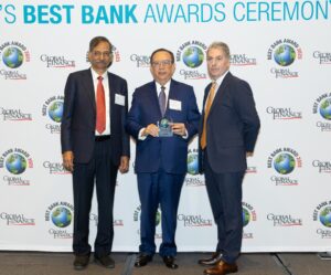 Héctor Valdez Albizu recibe la distinción.