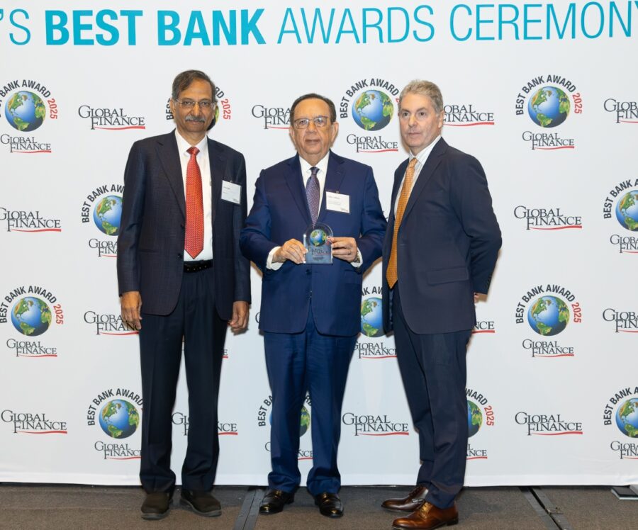 Héctor Valdez Albizu recibe la distinción.