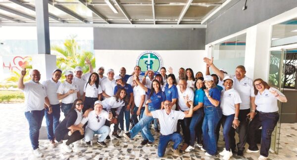 Pablo Mateo (centro) junto a  28 urólogos