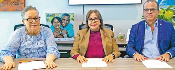 Miriam Germán junto a ejecutivos de General de Seguros.