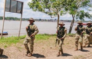 Parte del ejército de Perú que patrulla en la frontera común.