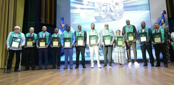 Desde la izquierda, Gonzalo Mejía, Wilfredo Almonte, Luis Benítez, Juan Carlos Jacinto, Rubel Salomón, José Offerman, José Reyes, Cristian Cruz, Francisca Cabrera de la Cruz, Charlie Villanueva, Edwin Encarnación y Joan Guzmán, nuevos inmortales del  Pabellón de la Fama del Deporte Dominicano.   Manolito Jiménez