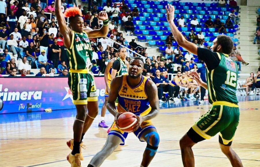 Luismal Ferreiras, refuerzo del club Mauricio Báez, intenta una ofensiva  fuente externa