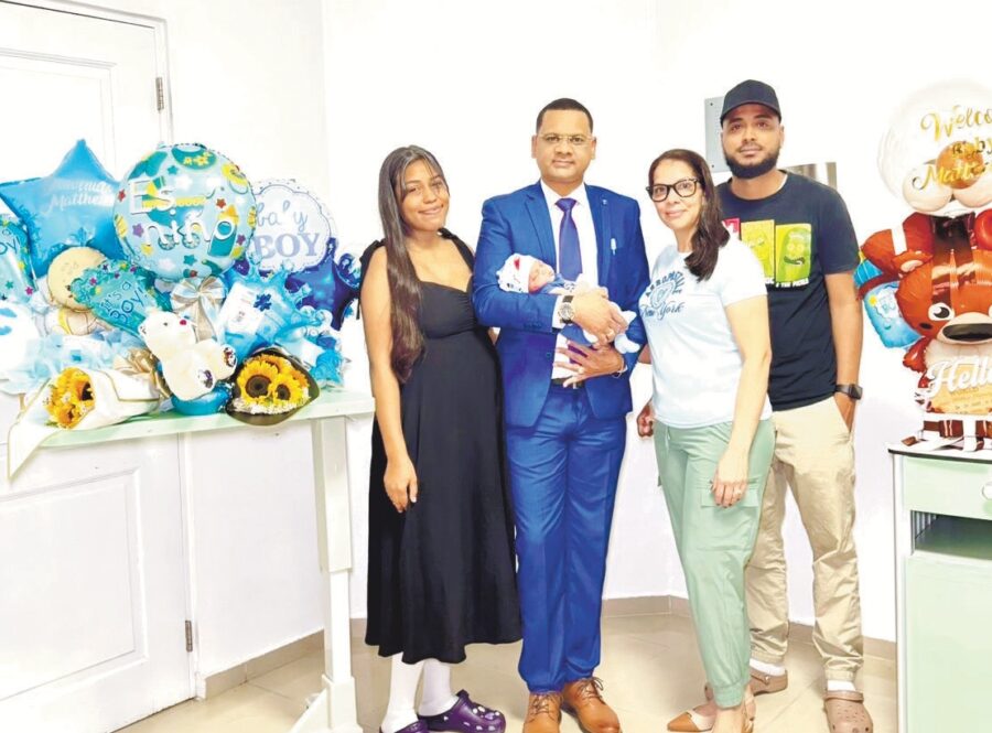 El doctor junto a pa cientes.