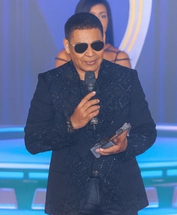 El cantante El Jeffrey al recibir su estatuilla,
