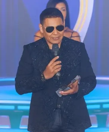 El cantante El Jeffrey al recibir su estatuilla,