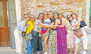 Equipo de monitores que hace posible la ex periencia Europe 4 Teens.