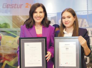 Theresa Sullivan y  Cadelin Rosa.