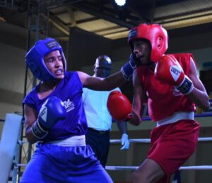 Acción de un combate de boxeo en categoría élite.