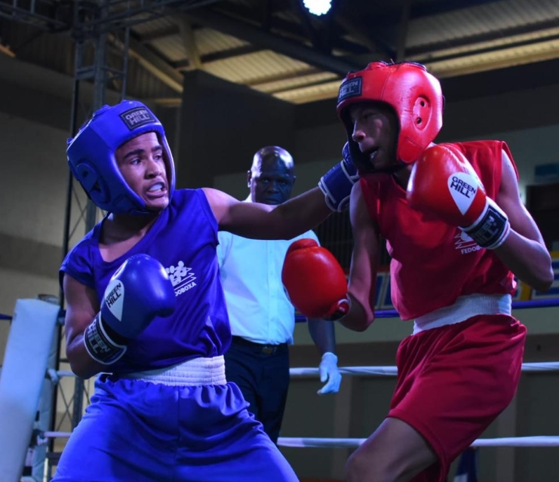 Acción de un combate de boxeo en categoría élite.
