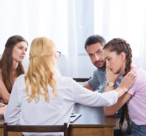 Cuando nos sentimos conectados emocionalmente con la familia, presentamos un menor riesgo de depresión e ideas suicidas.