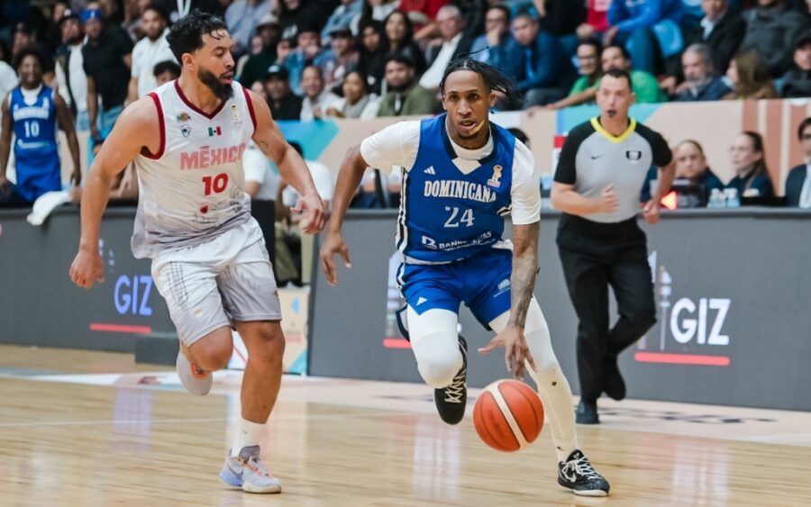 El dominicano Andrés Féliz (24), de República Dominicana, es defendido por Paul Stoll, de la selección de México.